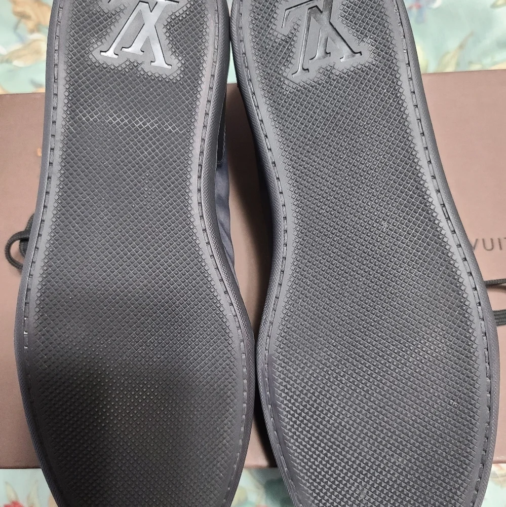 Men's all black Louis Vuitton Sneakers - Picture 4 of 10